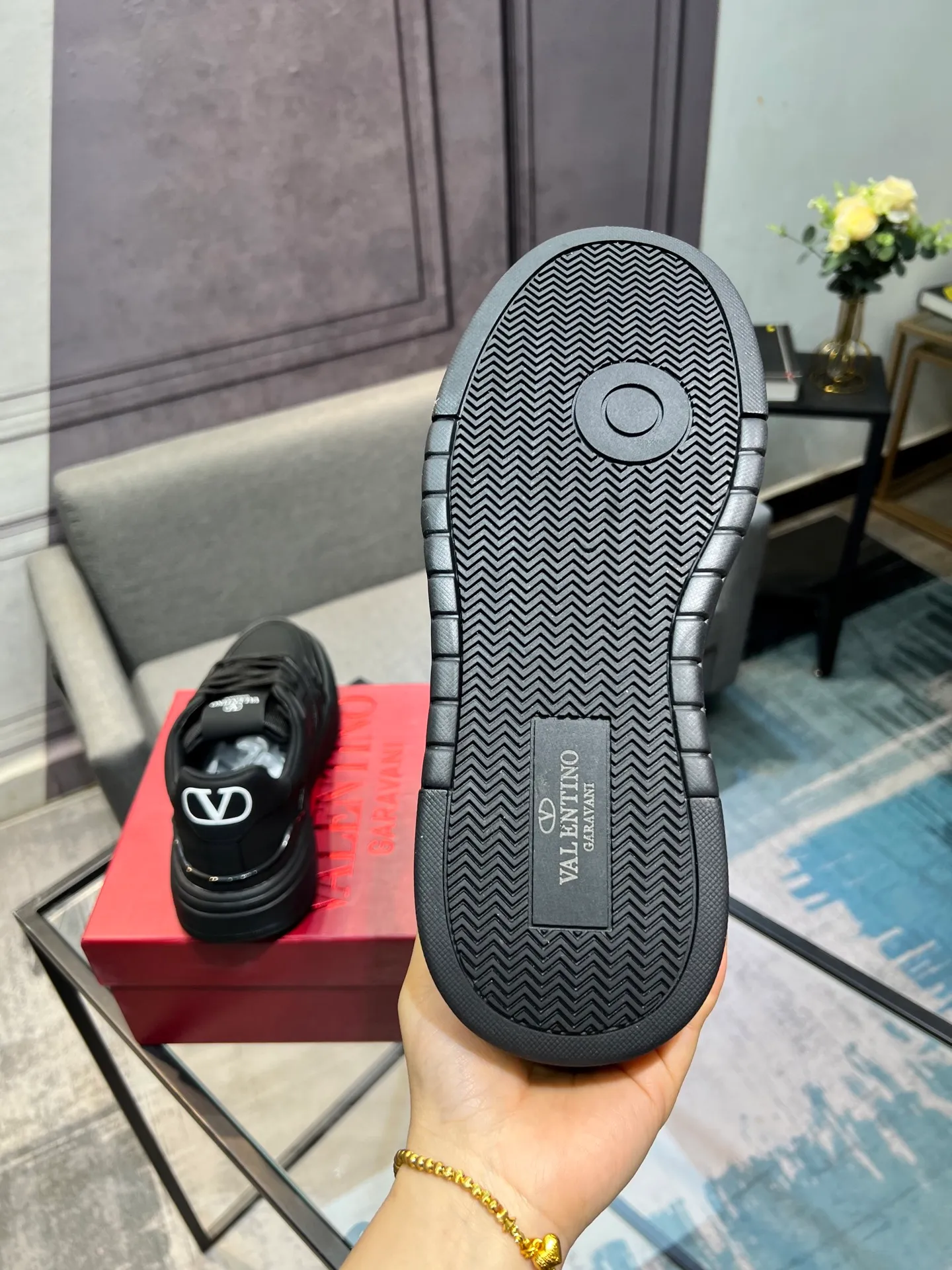 Men's men's shoes 💰660 𝑽𝒂𝒍𝒆𝒏𝒕𝒊𝒏𝒐 Valentino 𝑶𝒏𝒆𝑺𝒕𝒖𝒅 Couple's sneaker series Valentino 2025 latest couple's sneakers, celebrity style, hot sale. The original ZP was purchased and dismantled. Repeated pattern making and modification. I strive to restore the original version 1:1! Top luxury masterpiece, soft and comfortable, combining fashion and leisure, bringing excellent elegant texture and excellent on-foot comfort. Top purchase version upper: imported calfskin surface/original oil edge craftsmanship. Inner: water-dyed cowhide lining. Outsole: original development 𝐓𝐏𝐔 two-color combination outsole. Packaging: original configuration complete package. Code number: 35-44 yards. 34.45 can be customized. Can be customized (self-labeled-no label) order.